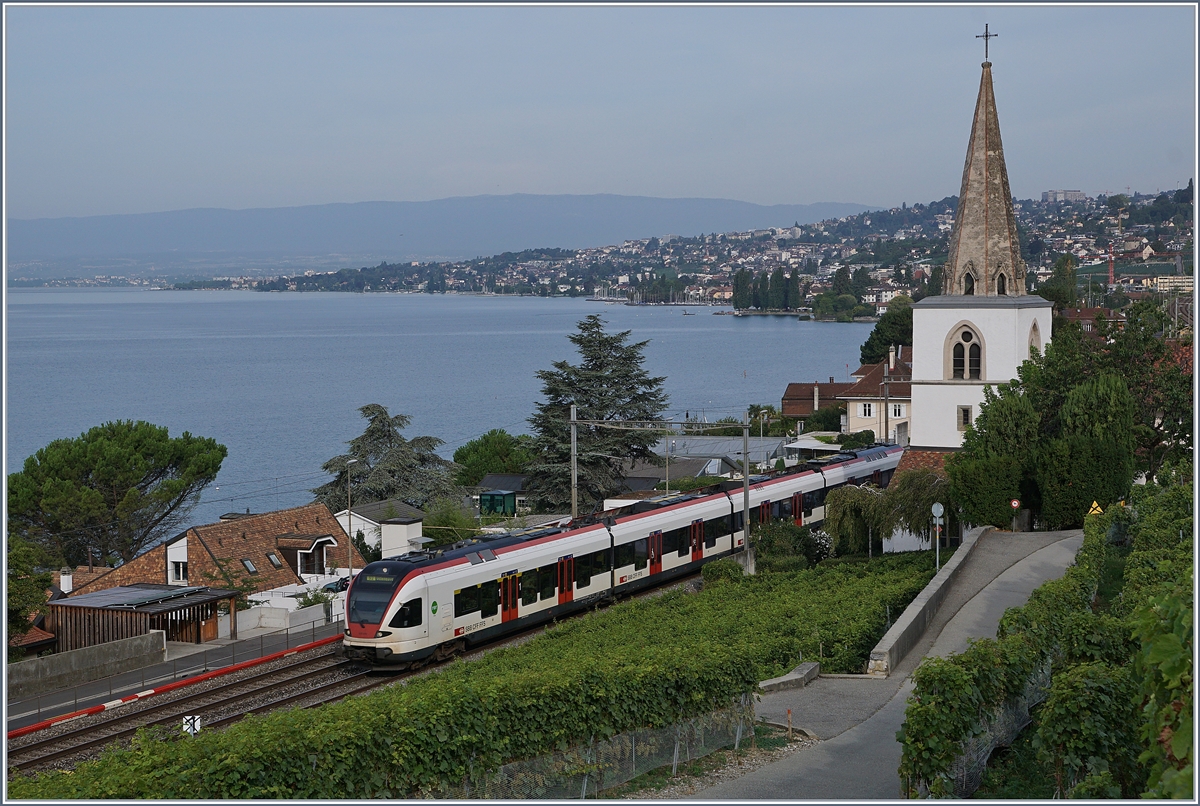 Ein SBB RABe 523  FLIRT  auf dem Weg nach Villeneuve bei Villette.
30. August 2017