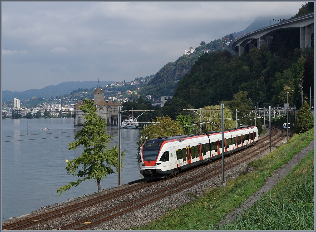 Ein SBB RABe 523 hat Villeneuve verlasen und fährt nun vor dem Hintergrund des Château de Chillon Richtung Lausanne. 
3. Sept. 2018