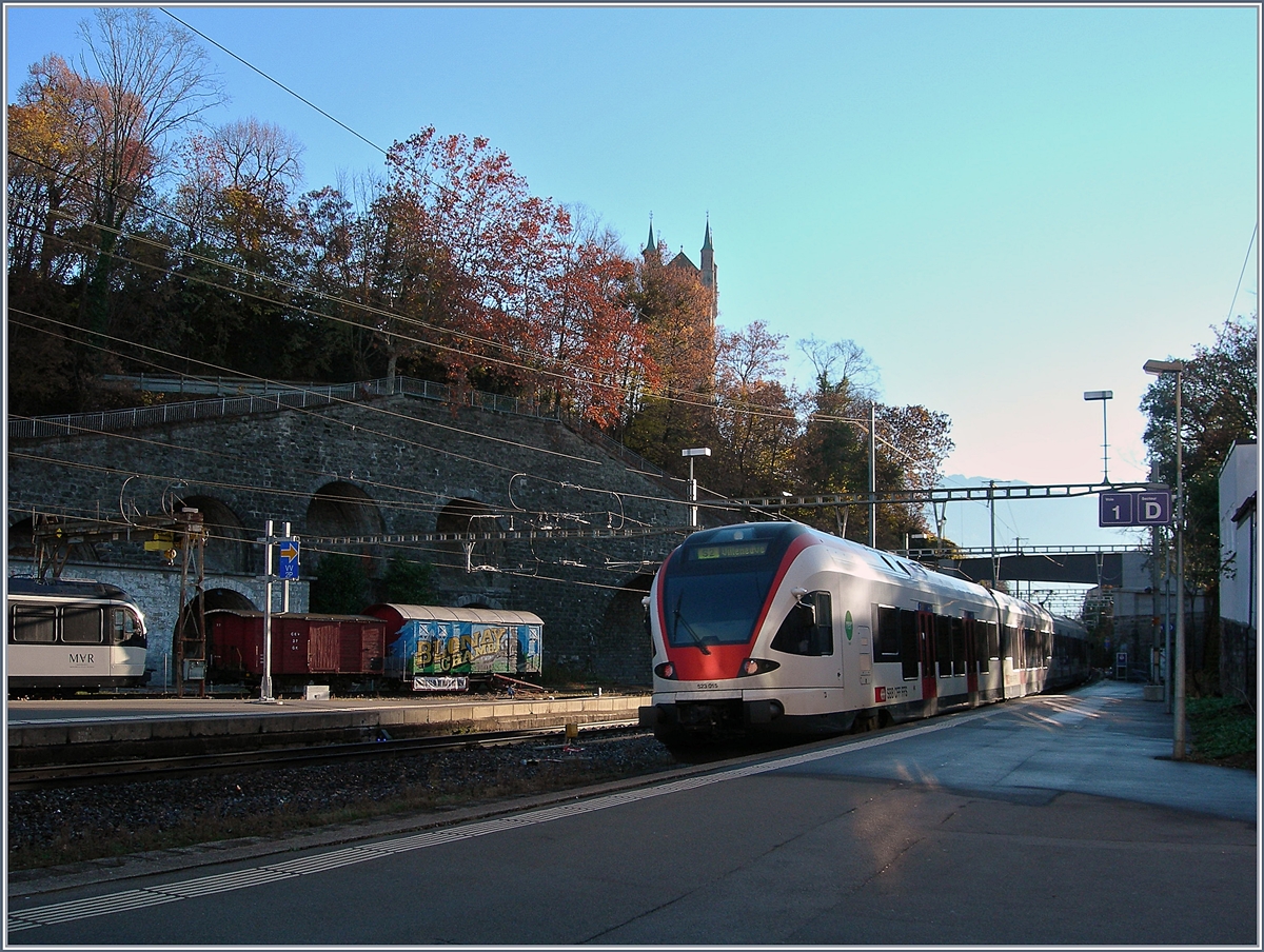 Ein SBB RABe 523 verlässt Vevey Richtung Villeneuve, abweichend von Geleis 1 statt 3. 

25 Nov. 2018