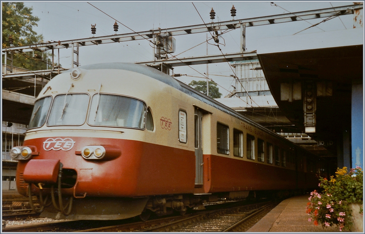 Ein SBB RAe II verlässt als IC 426  Cisalpin  Bern in Richtung Frasne, wo ein TGV Anschluss nach Paris besteht. 

Analogbild vom 19. Sept. 1984