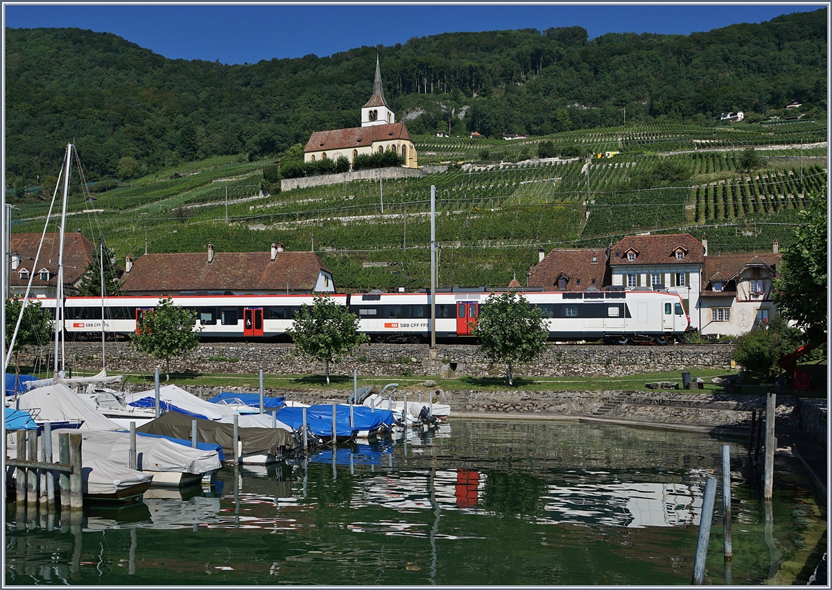 Ein SBB RBDe 560 Domino bei Ligerz. Im Hintergrund, und das eigentliche Motiv dieses Bildes, die bekannte Kirche von Ligerz.
 18. Aug. 2017