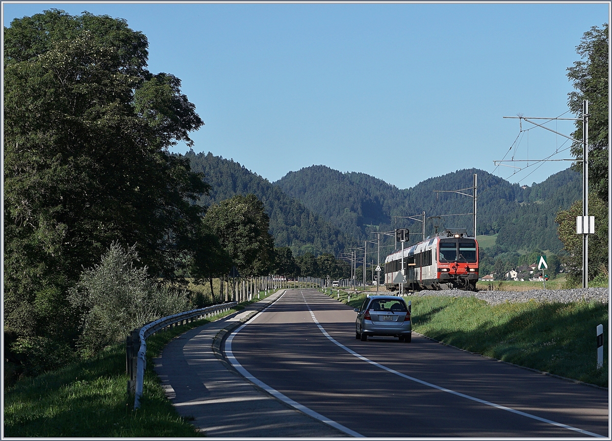 Ein SBB RBDe 560  Domino  als Regionalzug 7039 Buttes - Neuchâtel im hier flachen und weiten Val de Travers kurz vor Fleurier. 

4. Sept. 201