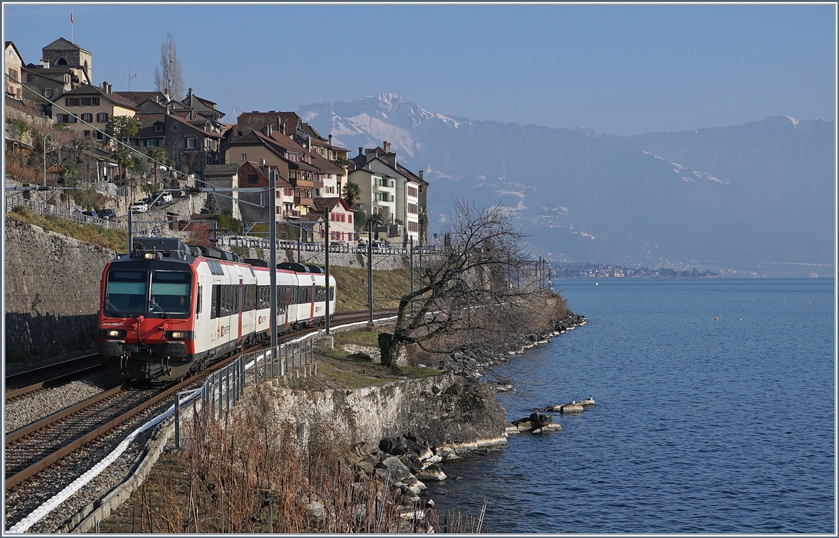 Ein SBB RBDe 560 Domino Pendelzug auf dem Weg nach Lausanne bei St-Saphorin.

25. Jan. 2019