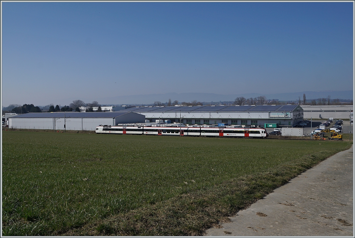 Ein SBB RBDe 560  Domino  ist kurz nach Domdidier auf dem Weg nach Kerzers. 

1. März 2021