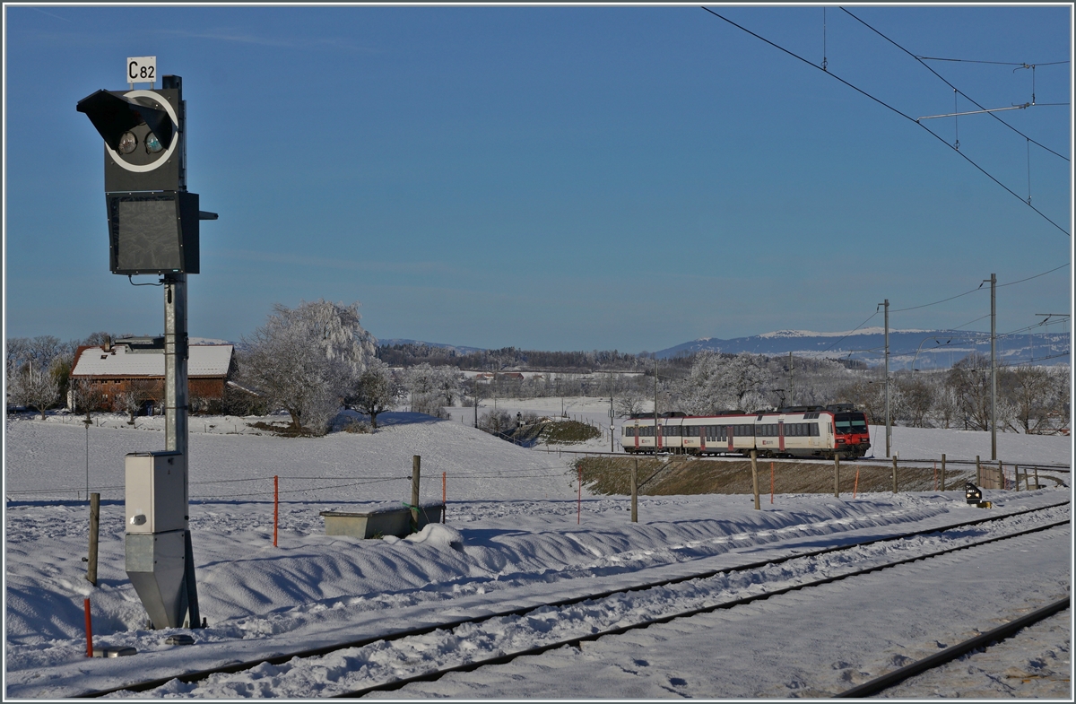 Ein SBB RBDe 560 (Domino) erreicht von Romont kommend die Dienststation Vuistrnand devant Romont. 

23. Dez. 2021