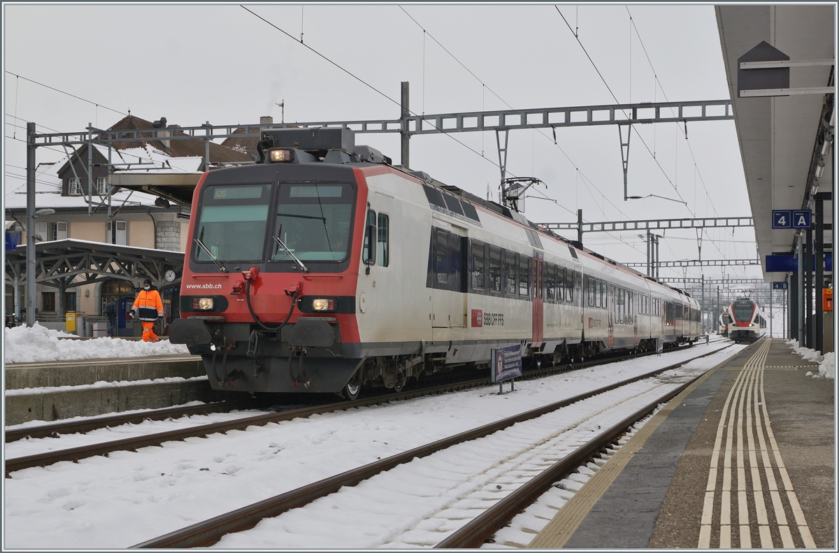 Ein SBB RBDe 560 Domino wartet in Romont auf die Abfahrt als S 20 nach Romont

22. Dez. 2022