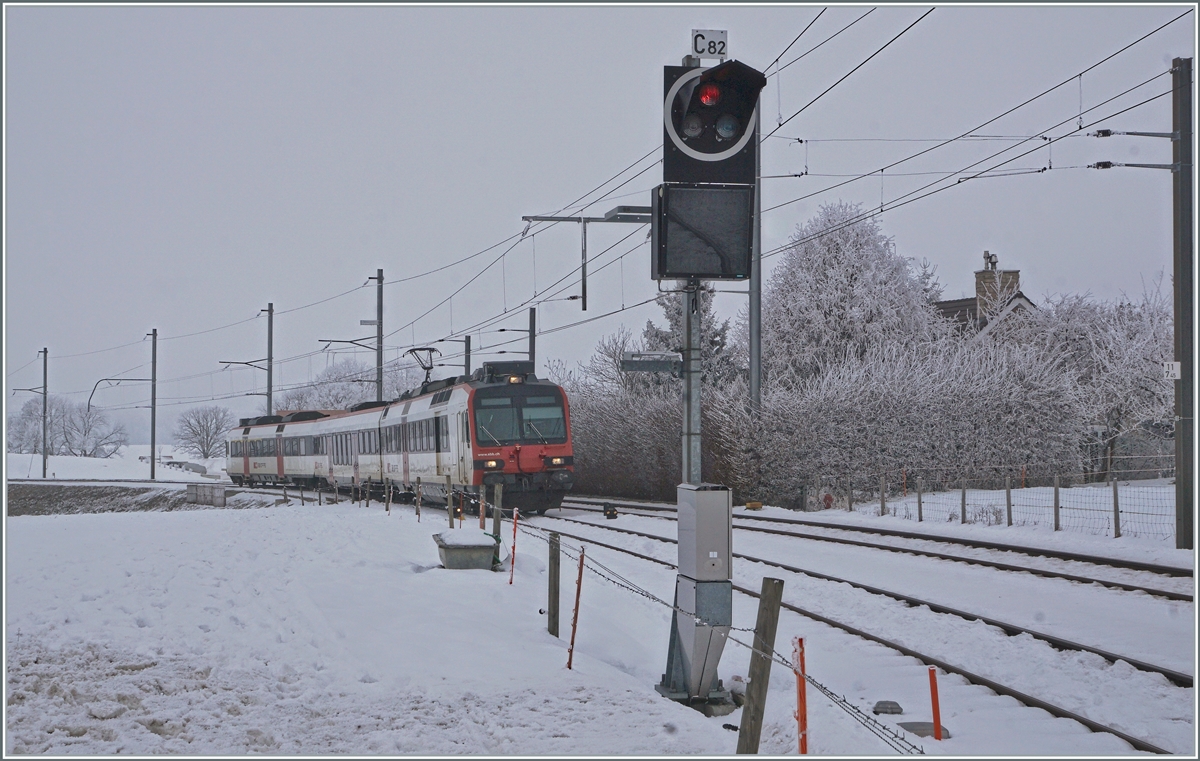 Ein SBB RBDe 560  Domino  auf dem Weg nach Bulle erreicht Vuisternens-devant-Romont. 

22. Dez. 2021