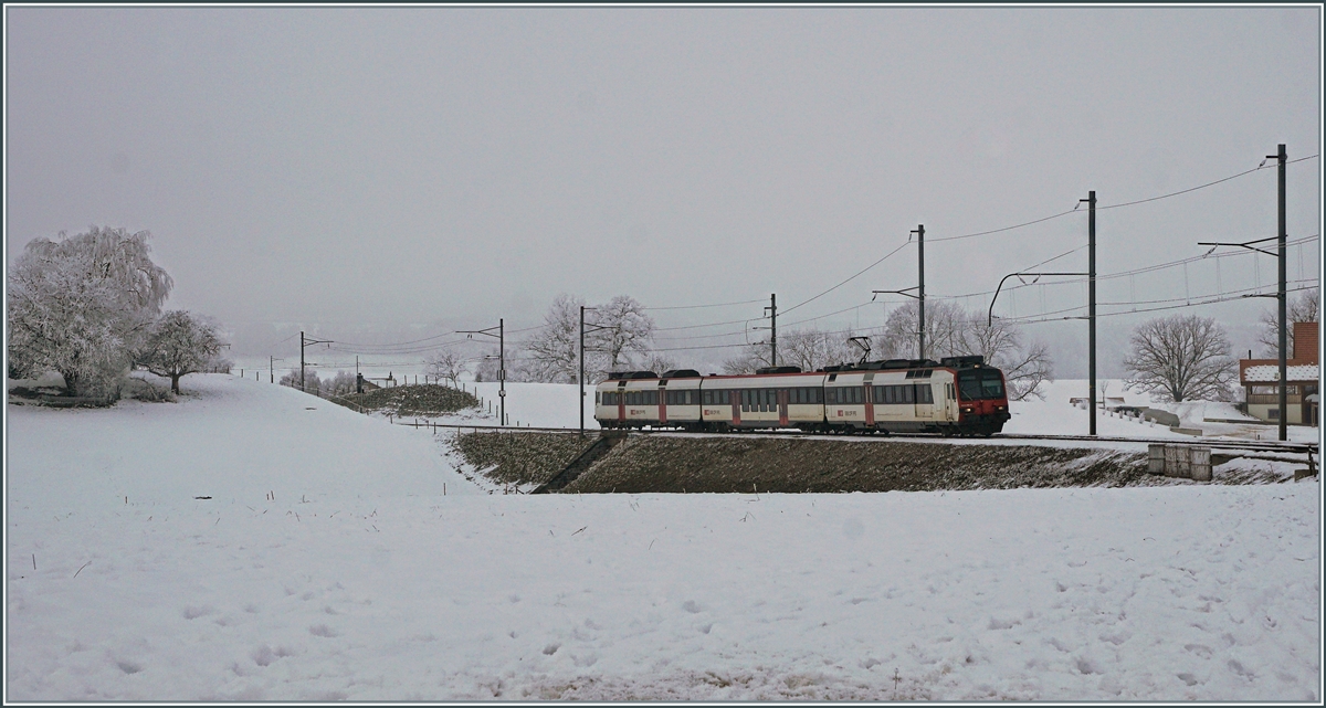 Ein SBB RBDe 560  Domino  auf dem Weg nach Bulle erreicht Vuisternens-devant-Romont. 

22. Dez. 2021