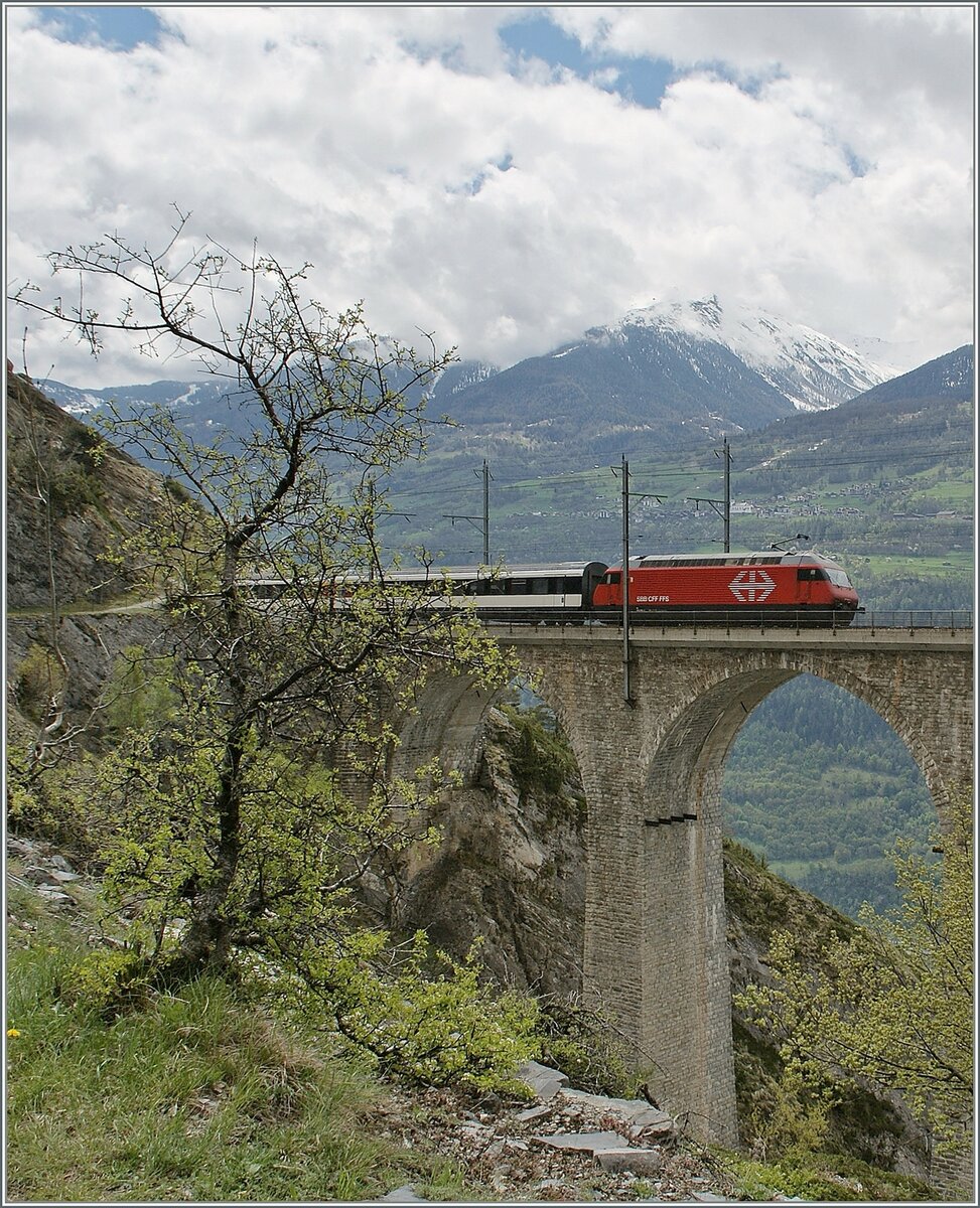 Ein SBB Re 460 ist mit einem IC auf dem Luogelkin Viadukt bei Hohtenn auf der Lötschberg Südrampe auf dem Weg nach Brig.

