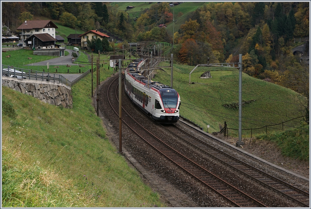 Ein SBB TILO RABe 524 bei Intschi. 
21. Okt. 2017