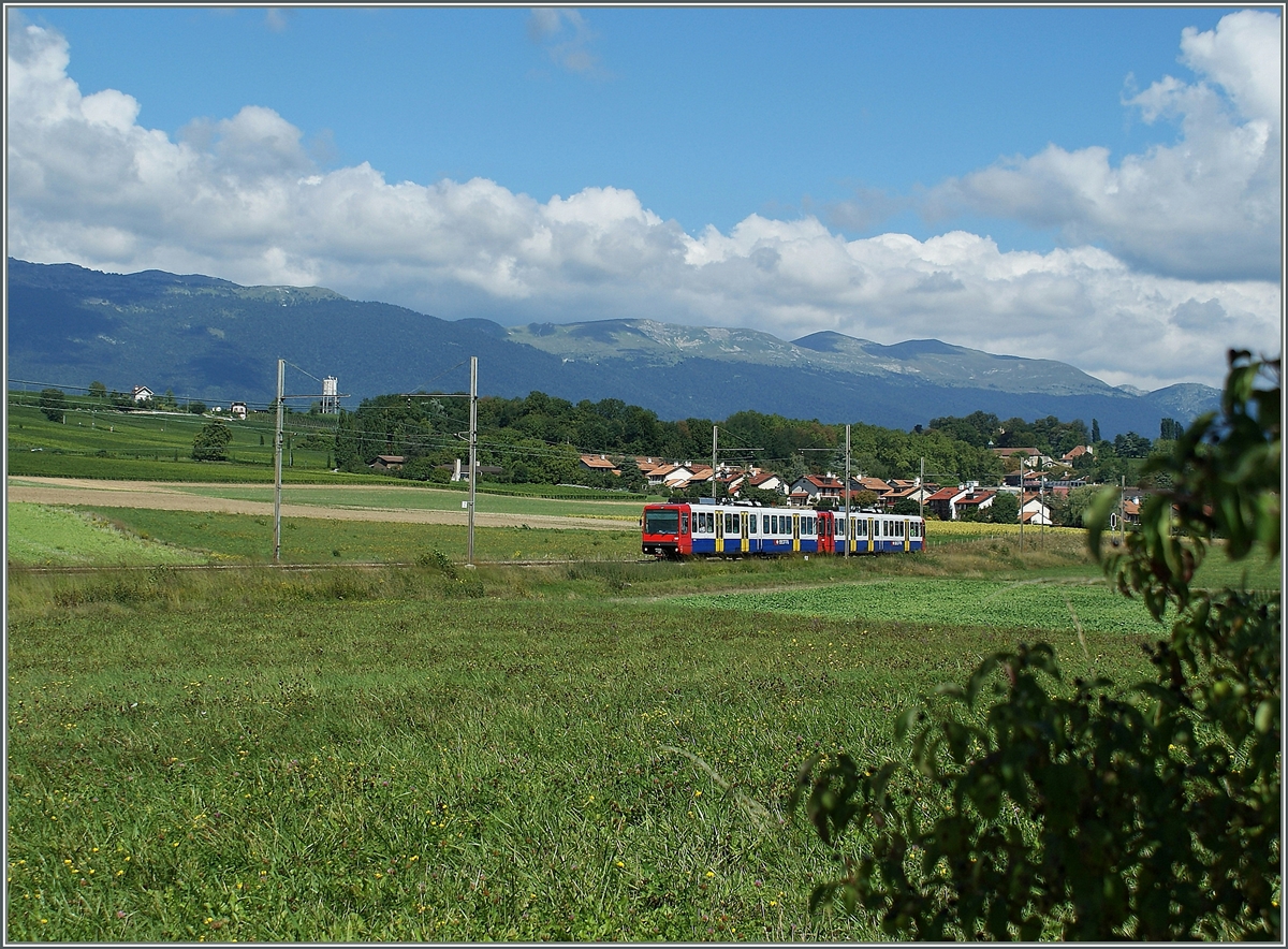 Ein schlechter Sommer 2014 für die Bem 550 (bzw.Bem 558) Zwischen La Plaine und Genève verlieren die SBB Bem 550 ihr Gleichstrom-Einsatzgebiet und die  m1  der TL wird infolge Bauarbeiten diesen Sommer im SEV betrieben. 

SBB Bem 550 bei Satigny
31. Aug. 2010