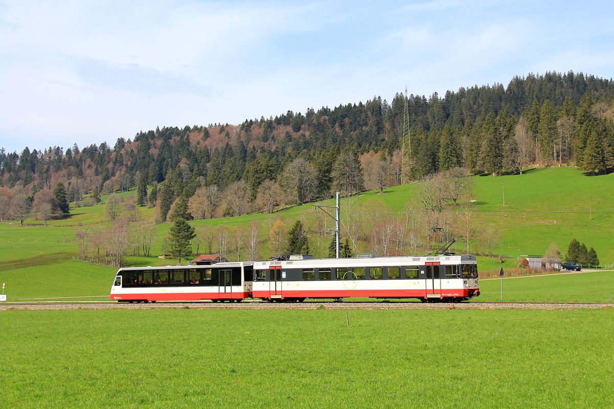 Ein schöner Zug mit Triebwagen 6 und Salon-Steuerwagen ASt 21 südwestlich von La Sagne, 21.April 2016. 