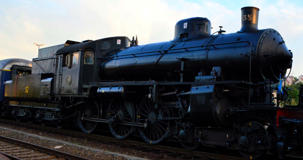 Ein  Schweden-Happen  f�r den Bahnpark Augsburg. Die SJ B 1135 an 3. Stelle im Zugverband des Sonderzuges der IGE.
Die alte Dame wird Botschafter Lok im Rundhaus Europa im Bahnpark Augsburg.
Der Sonderzug verliess am 02.10.2016 Zeitz, gezogen von der 216 224-6. Nach der �bernachtung in Gera, ging es am 03.10.2016 weiter nach Augsburg.