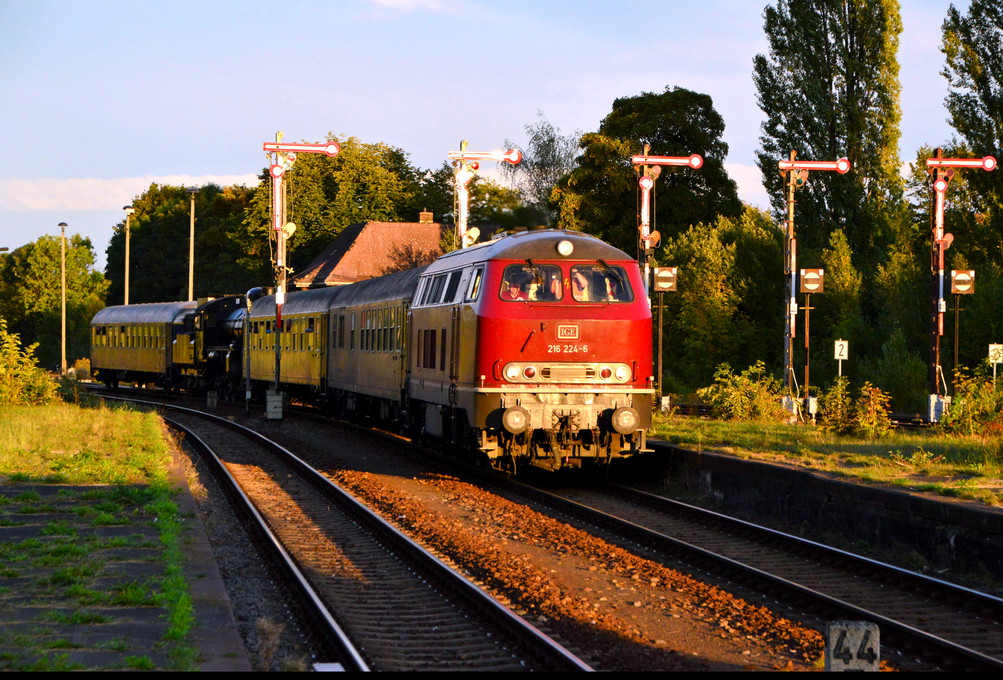 Ein  Schweden-Happen  f�r den Bahnpark Augsburg. Die IGE-Erlebnisreisen und Reiseservice GmbH �berf�hrte am 02. und 03.10.2016 f�r den
Bahnpark Augsburg eine Dampflok der schwedischen Staatsbahn. Die B 1135 wird Botschafter im Rundhaus Europa im Bahnpark Augsburg. Mit +15 Minuten erreichte die IGE 216 224-6 mit der SJ B 1135 am 02.10.2016 Zeitz.
Nach der Kreuzung mit dem Planverkehr ging es weiter bis Gera. Nach der dortigen �bernachtung rollte die Fuhre am 03.10.2016 via Mehltheuer und Hof nach Augsburg weiter.
