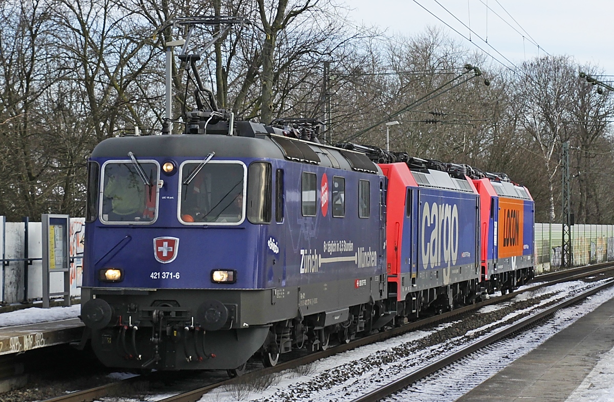 Ein seltener Gast am Niederrhein: Am 14.02.2021 zieht die 421 371-6 die 484 013 und die 482 039-5 durch Neuss Sd. Ziel der Fahrt ist Krefeld. Whrend die 482 weiter nach Hamburg zu Locon fahren wird, geht es fr die beiden anderen Loks am 16.02.2021 mit fnf Wagen der Centralbahn von Mnchengladbach aus zurck in die Heimat.