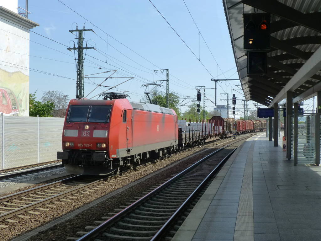 Ein seltenes Bild: eine von hunderten 185ern mir einem Gterzug, fotografiert vom Bahnsteig eines Bahnhofes. 10.5.16