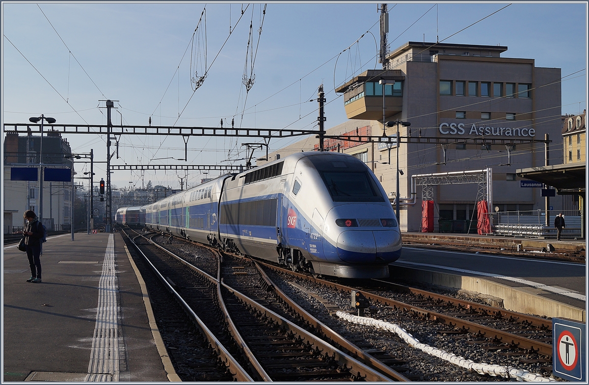 Ein SNCF Duplex TGV mit dem Triebkopf 4722 verlässt Lausanne als TGV Lyria nach Paris Gare de Lyon.

26. Feb. 2019 