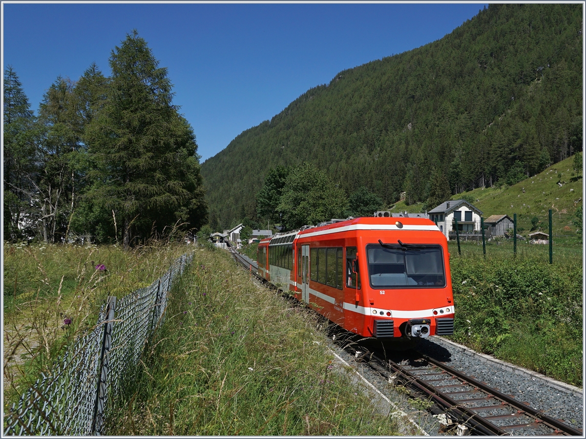 Ein SNCF Z 850 ist als TER nach St-Gervais kurz nach der Abfahrt in Vallorcine unterwegs. 

7. Juli 2020