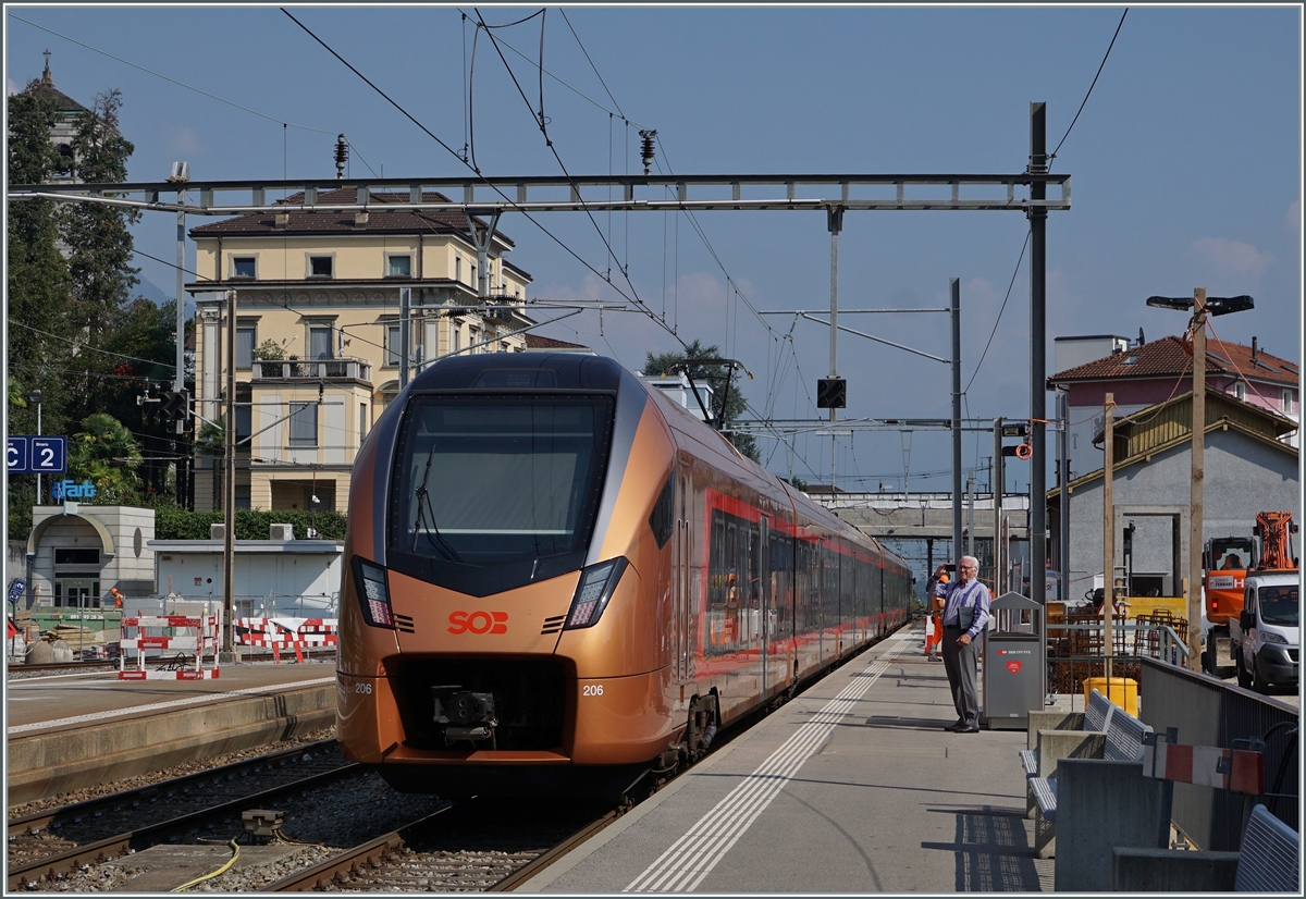 Ein SOB  Traverso  verlässt Locarno in Richtung Bellinzona. Seit dem Fahrplanwechsel 2020 (bzw. Anfang April 2021) verkehren (wieder) stündlich direkte Züge von Locarno nach Basel SBB bzw. alternierend nach Zürich HB über die Gotthard Panorama Strecke via Airolo und Göschenen, die jedoch nicht mehr wie früher mit SBB Re 4/4 II und Komposition, sondern mit SOB RABe 526  TRAVERSO  gefahren werden. Im Bild der SOB RABe 526 206-8 (UIC 94 85 7 526 206-8 CH-SOB) auf einer Testfahrt in Locarno.

15. Sept. 2020
