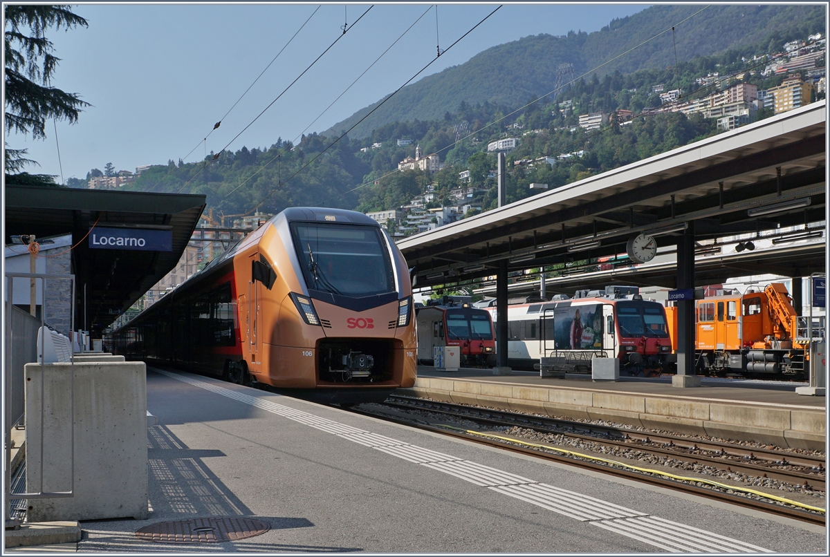 Ein SOB  Traverso  wartet in Locarno auf die Abfahrt. Seit dem Fahrplanwechsel 2020 (bzw. Anfang April 2021) verkehren (wieder) stündlich direkte Züge von Locarno nach Basel bzw. alternierend nach Zürich über die Gotthard Panorama Strecke via Airolo und Göschenen, die  mit SOB RABe 526  TRAVERSO  gefahren werden.

Im Bild der SOB RABe 526 206-8 (UIC 94 85 7 526 206-8 CH-SOB) auf einer Testfahrt in Locarno. 

15. Sept. 2020