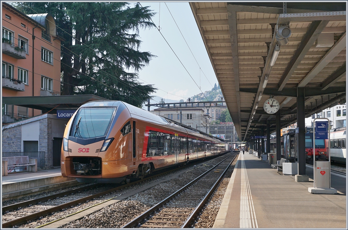 Ein SOB  Traverso  wartet in Locarno auf die Abfahrt. Seit dem Fahrplanwechsel 2020 (bzw. Anfang April 2021) verkehren (wieder) stündlich direkte Züge von Locarno nach Basel bzw. alternierend nach Zürich über die Gotthard Panorama Strecke via Airolo und Göschenen. Diese Züge werden jedoch nicht mehr wie früher mit SBB Re 4/4 II und Komposition, sondern mit SOB RABe 526  TRAVERSO  gefahren.
Im Bild der SOB RABe 526 206-8 (UIC 94 85 7 526 206-8 CH-SOB) auf einer Testfahrt in Locarno.

15. Sept. 2020