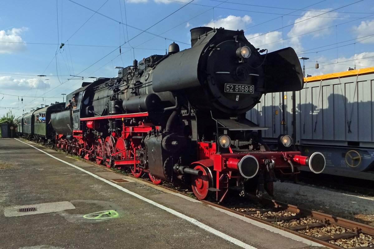 Ein Sonderzug mit 52 8186 steht am 2 Juni 2019 in Nördlingen und feiert das 50.Jahresjubiläum des BEM mit. 