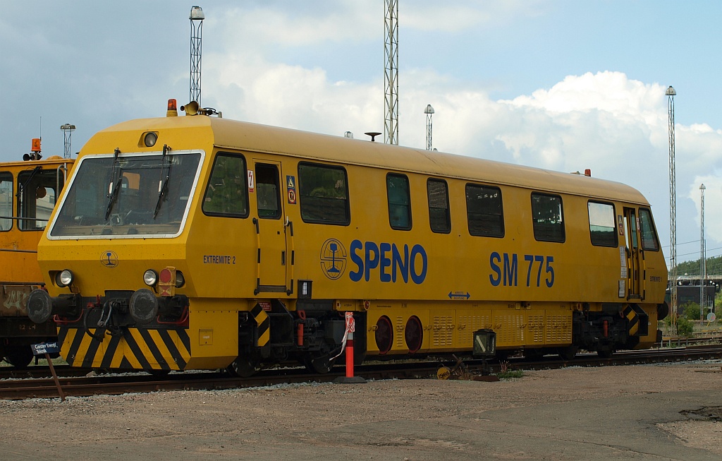 Ein SPENO SM 775 Mess-Triebwagen stand am 13.05.2011 abgestellt in Aarhus.