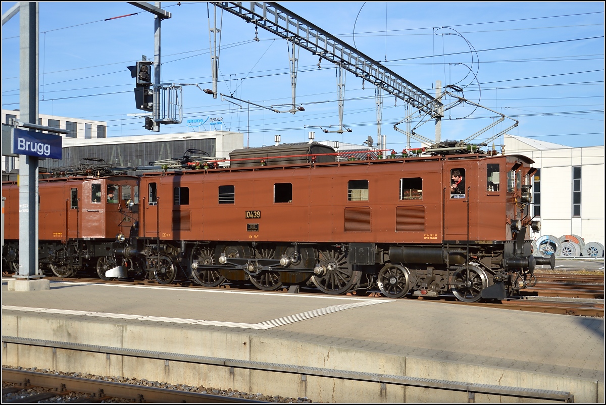 Ein spezieller Zug wurde in Brugg nach dem Tag der offenen Tr rangiert. Ae 3/6<sup> II</sup> 10439 an der Spitze des Zuges. Mai 2015.