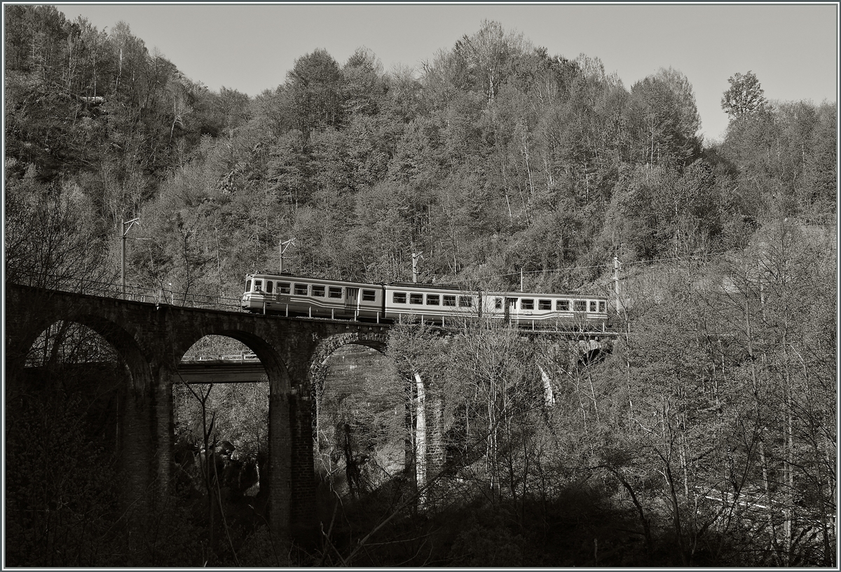 Ein SSIF ABe 8/8 auf dem Viadukt über den Rio Graglia zwischen Trontano und Verigo.
15. April 2014