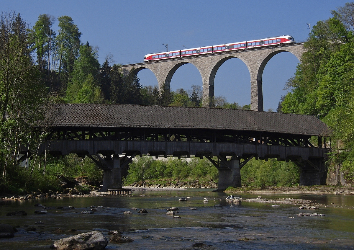Ein Stadler FLIRT der SDOSTBAHN als S9 23934 von Wil nach Nesslau-Neu St. Johann berquert am 30.04.2011 bei Ltisburg den tief eingeschnittenen Hammertobel auf dem Guggenloch-Viadukt.