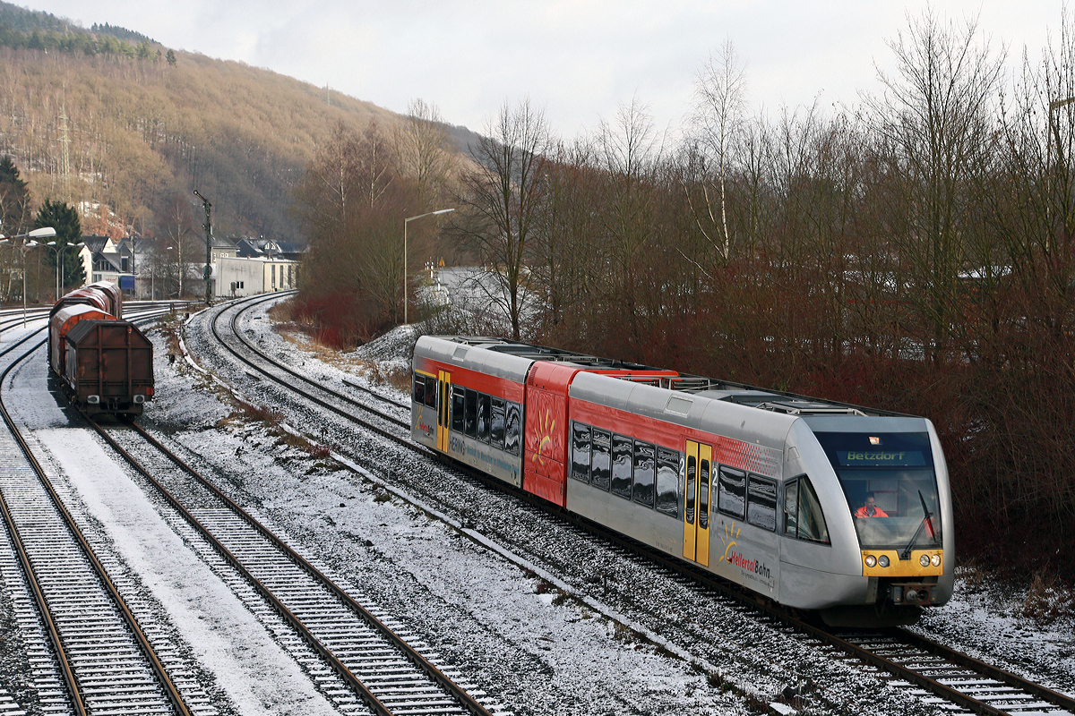 
Ein Stadler GTW 2/6 der Hellertalbahn am 04.01.2015 in Herdorf. Er fährt als RB 96  Hellertalbahn  die Verbindung Dillenburg-Haiger-Burbach-Neunkirchen-Herdorf-Betzdorf/Sieg (Umlauf HTB90416), über die gleichnamentliche Strecke Hellertalbahn (KBS 462).