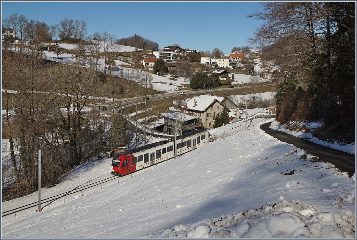 Ein Stadler SURF TPF Abe 2/4 + Be 2/4 kurz nach Châtel St-Denis auf der Fahrt Richtung Palézieux.

15. Feb. 2019