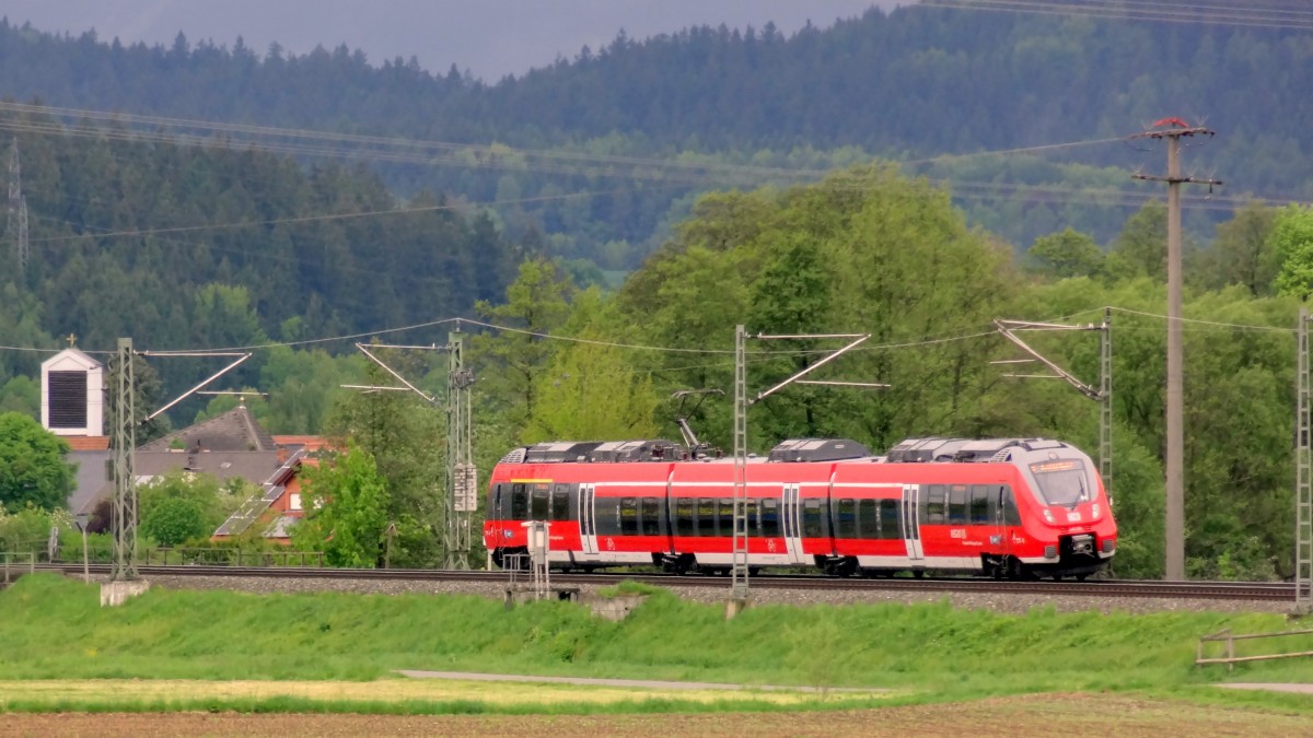 Ein Talent2 ist auf dem Weg nach Saalfeld.
Aufgenommen in der Nähe von Gundelsdorf im Mai 2014.