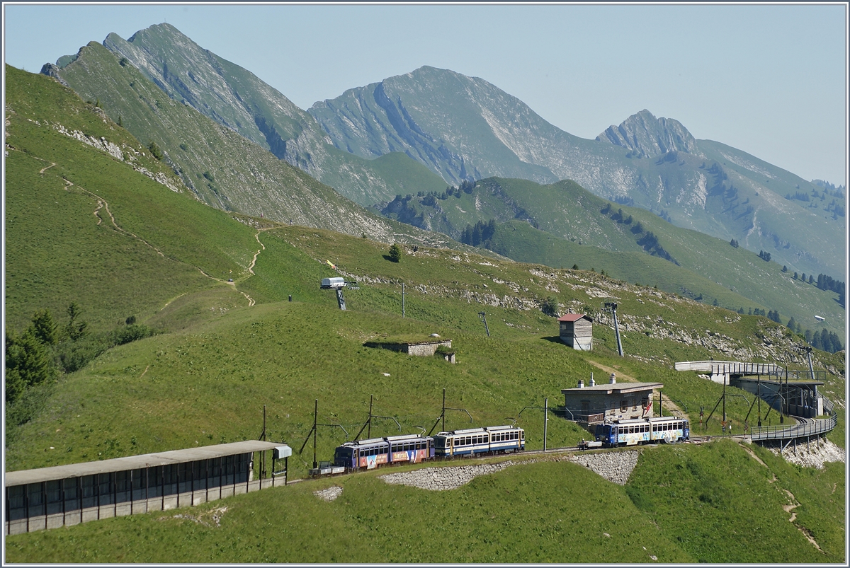 Ein talwärts fahrender Zug kreuzt in Jaman einen bergwärts fahrenden Extrazug. 
1. Juli 2018