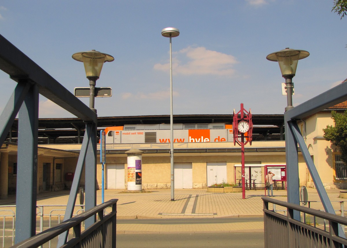 Ein Teil vom Bahnhofsvorplatz am 22.08.2013 in Zeitz. Abgestellt auf Gleis 1 steht die hvle 246 010-3.  