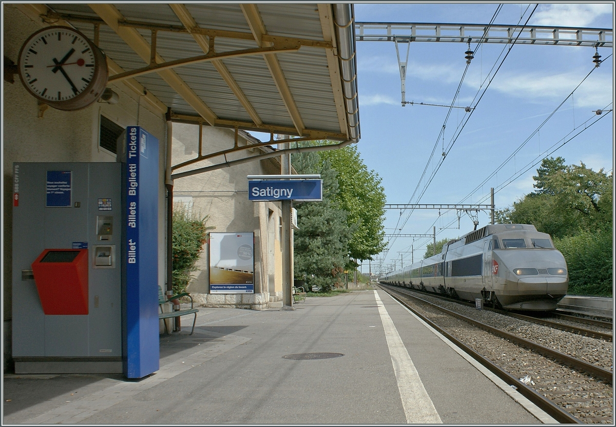 Ein TGV bestehend aus zwei Sud-Est-Einheiten von Genève nach Paris fäht durch den kleinen Bahnhof Sataigny, der noch zum Netz der SBB gehört, aber mit SNCF Fahrleitung und Signlen ausgerüstet ist.
5. Sept. 2008