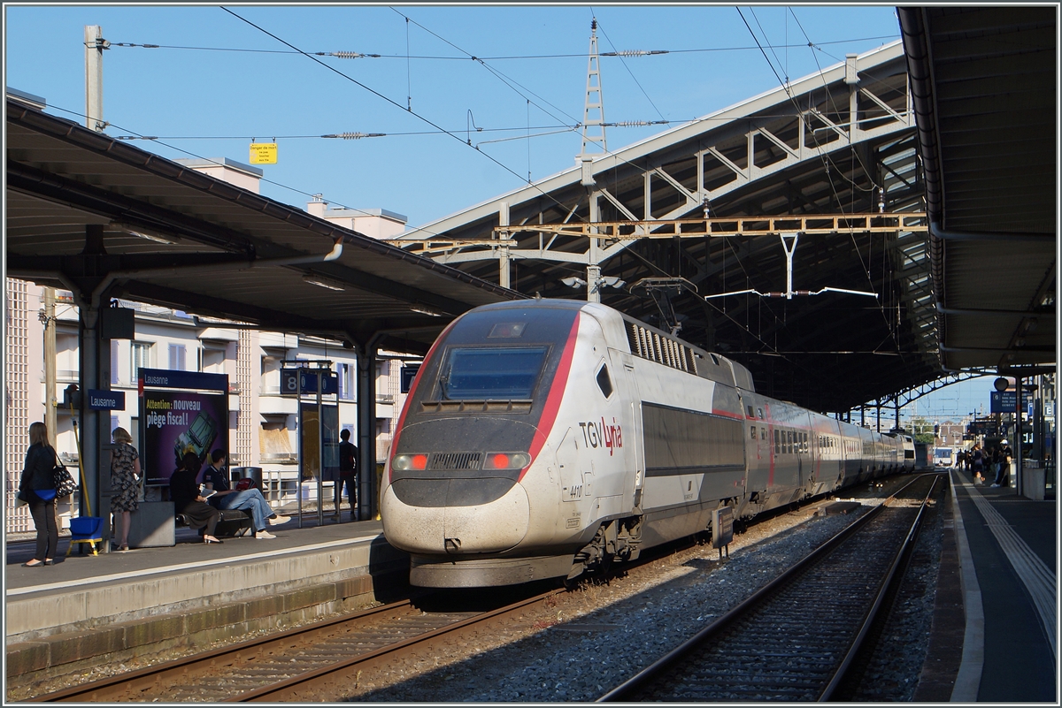 Ein TGV Lyria wartet in Lausanne au die Abfahrt nach Paris Gare de Lyon.
3. Juni 2015