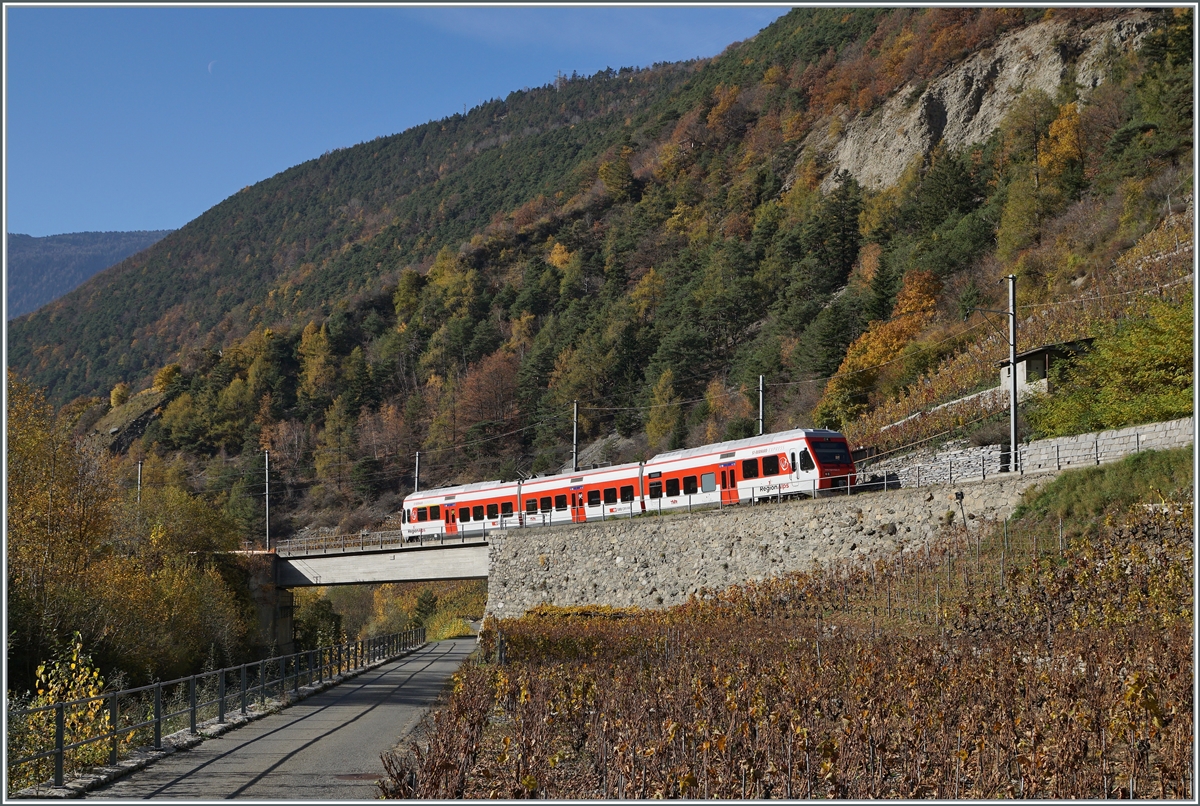 Ein TMR RABe 525  NINA  auf der Fahrt nach Martigny bei Bovernier.

10.11.2020