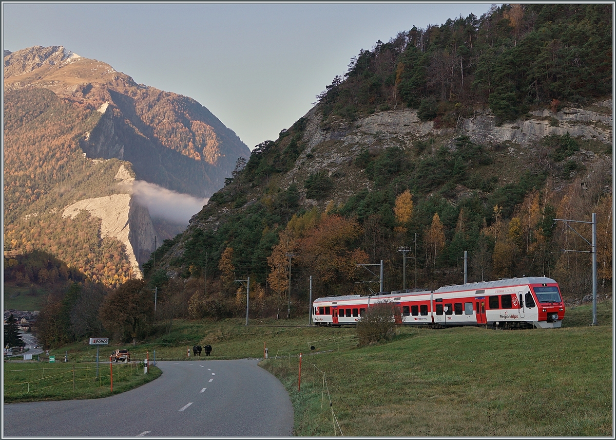 Ein TMR RABe 525  NINA  auf der Fahrt nach Le Châble im noch schattigen Tal. 

6. Nov. 2020