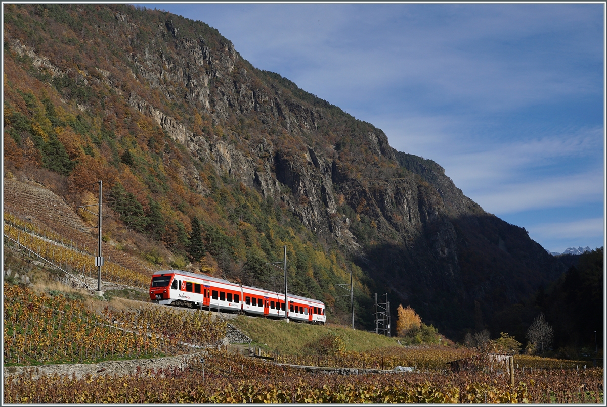 Ein TMR Region Alp RABe 525  Nina  hat Bovernier verlassen und fährt nun auf seiner Fahrt nach Le Châble noch durch die letzten Rebberge bevor sich das Tal wieder verengen wird. 

6. November 2020