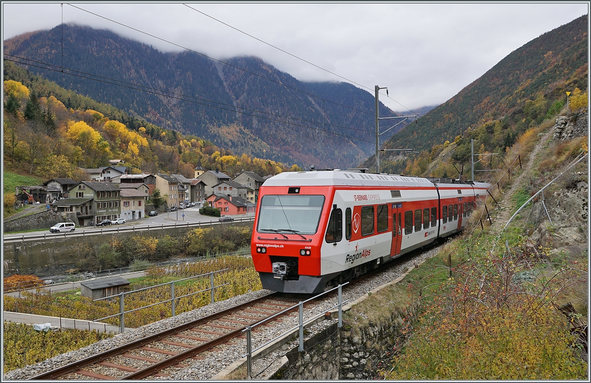 Ein TMR Region Alps RABe 525 NINA ist bei Bovernier auf dem Weg nach Le Chable. 

5. Nov. 2020