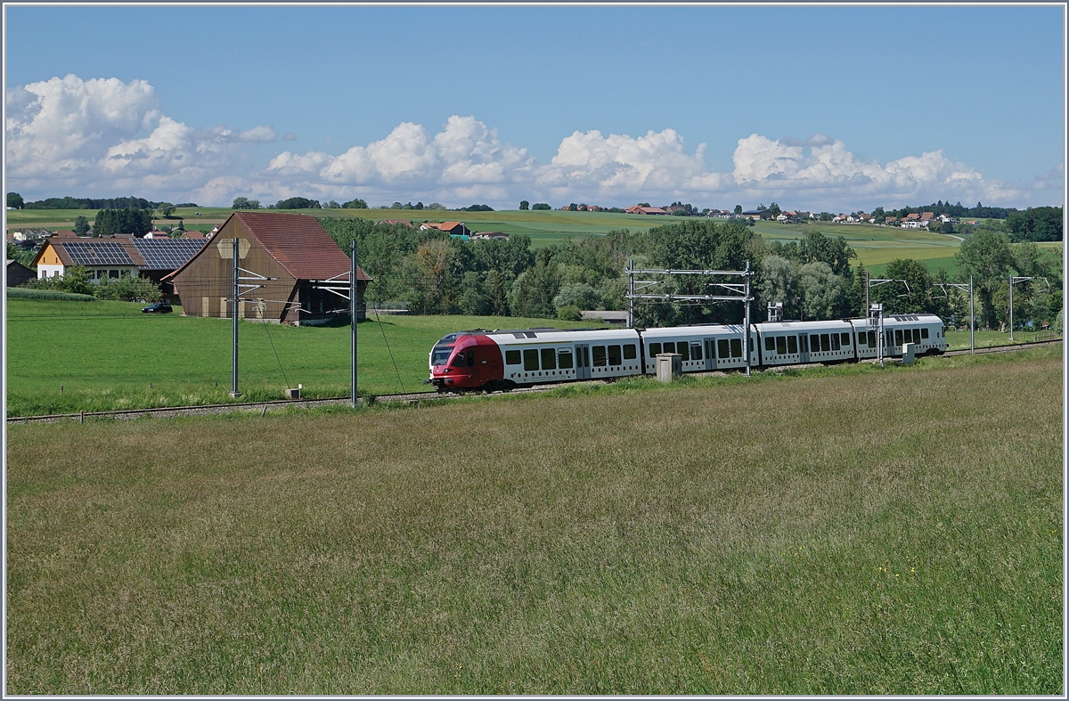 Ein TPF Flirt als RE 3828 von Bern nach Bulle kurz vor Chénens.
2. Juni 2018