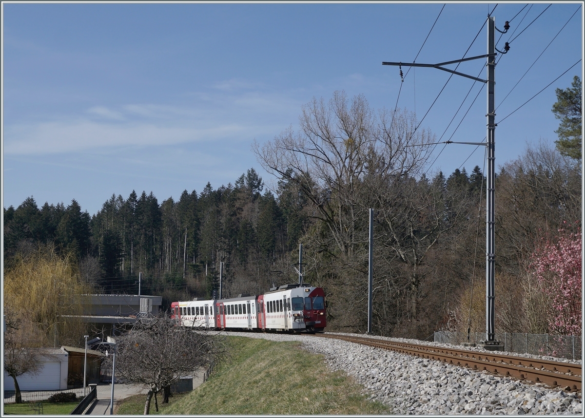 Ein TPF Meterspur Be 4/4 mit ABt und Bt erreicht Borc Village. Der Schmalspurbetrieb wurde gut einen Monta später eingestellt und die Strecke Bulle - Broc im Dez 2022 bzw. Aug. 2023 auf der Normalspur wieder in Betrieb genommen.

2. März 2021