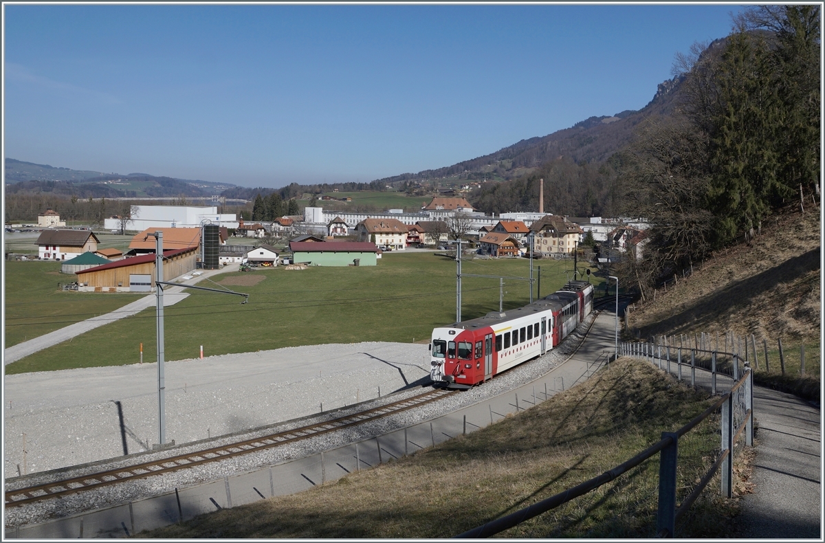 Ein TPF Meterspur Be 4/4 mit ABt und Bt hat Borc Fabrique verlassen und fährt nun die kurvenreiche Steigung nach Broc Village hinauf. Im Hintergrund ist das neue Trasse der kommenden Normalspur zu erkennen. In der Tat wurde der Schmalspurbetrieb gut einen Monat später eingestellt und die Strecke Bulle - Broc im Dez 2022 bzw. Aug. 2023 auf der Normalspur wieder in Betrieb genommen. 

2. März 2021