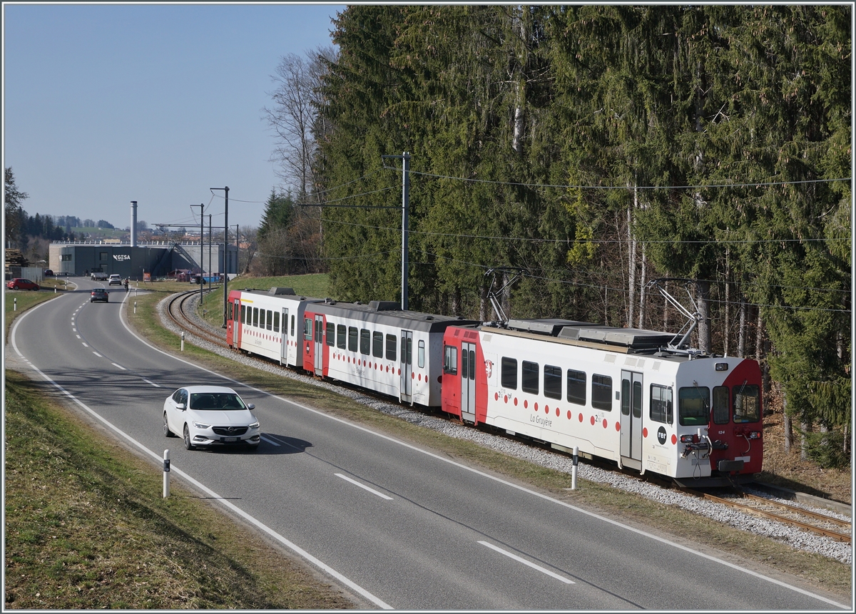 Ein TPF Meterspurzug ist kurz vor La Tour de Trême auf dem Weg von Broc nach Bulle. 

2. März 2021 