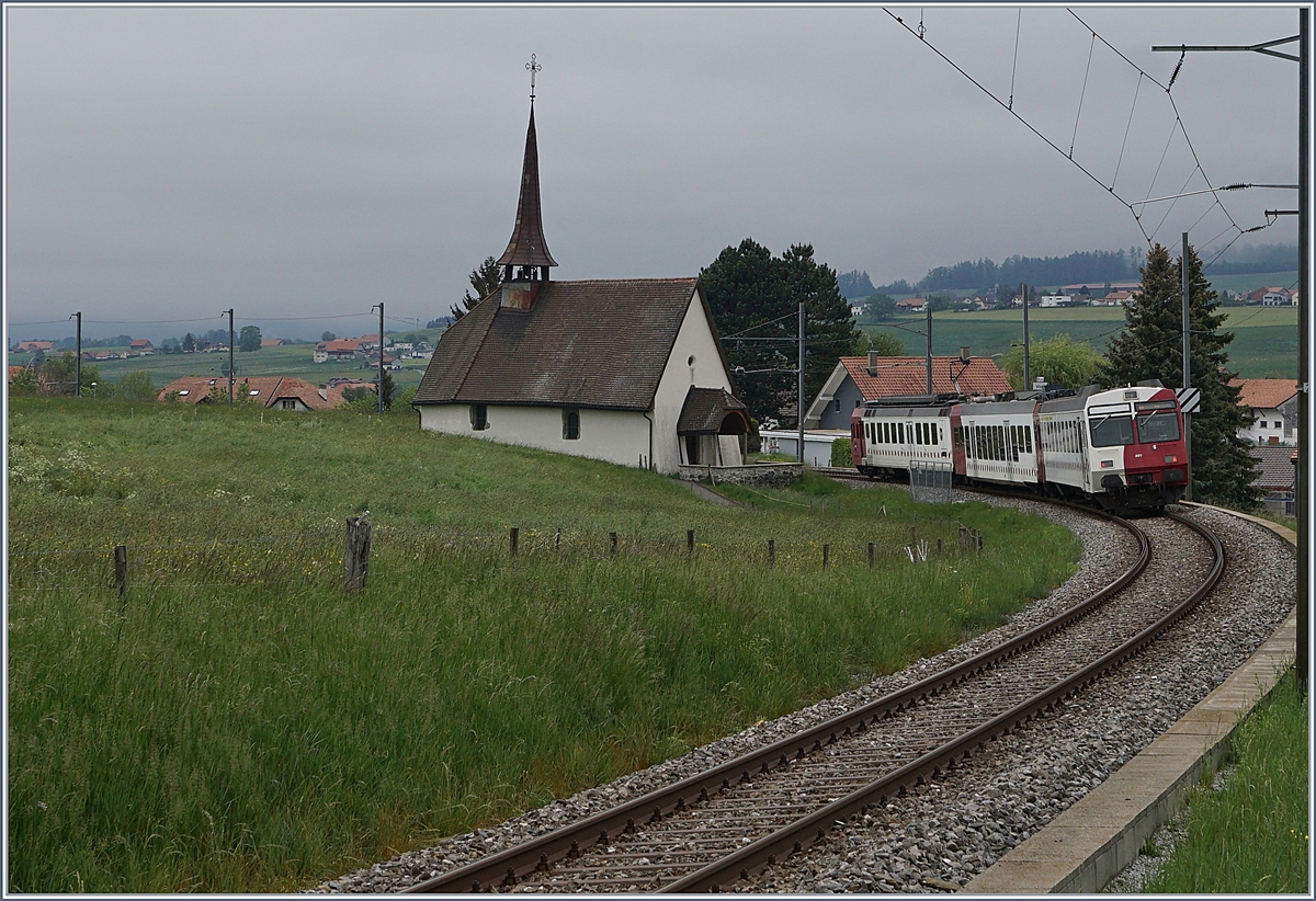 Ein TPF NPZ  bestehend aus dem RBDe 567 181, einem  B, und dem ABt 381 auf dem Weg nach Bulle bei der Kapelle von Vaulruz.

12. Mai 2020