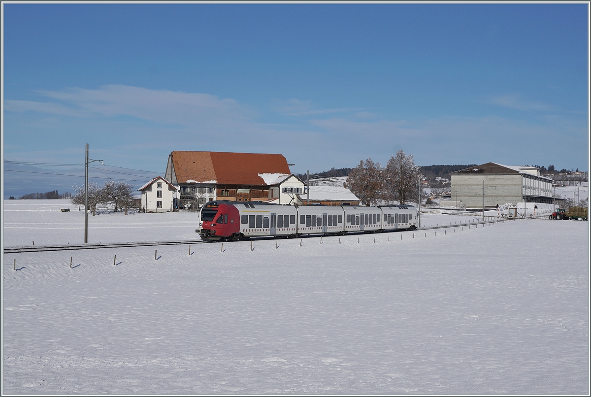 Ein TPF RABe 527  Flirt  auf dem Weg nach Bulle konnte zwischen Sâles und Vaulruz in dieser herrlichen Winterlandschaft fotografiert werden, wobei im Hintergrund bereits Wolken einer Warmfront auftauchen, welche schönen Bild in Kürze ein Ende bereiten werden. 

23. Dezember 2021