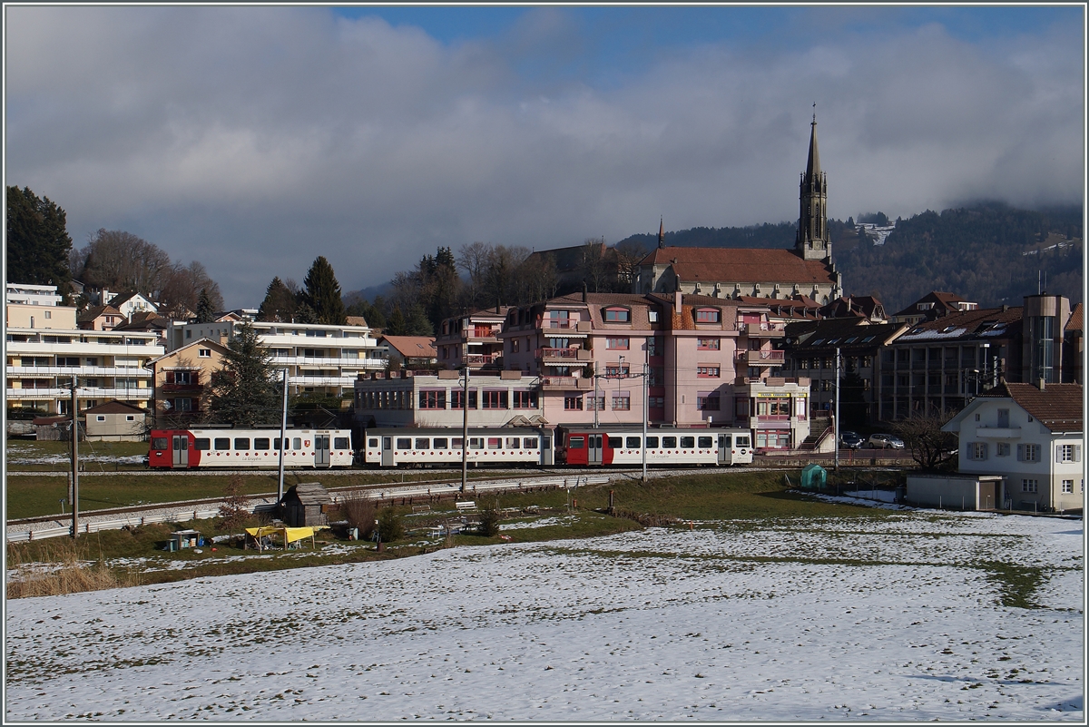 Ein TPF Regionalzug ist bei Châtel St-Denis unterwegs.
29. Jan. 2016