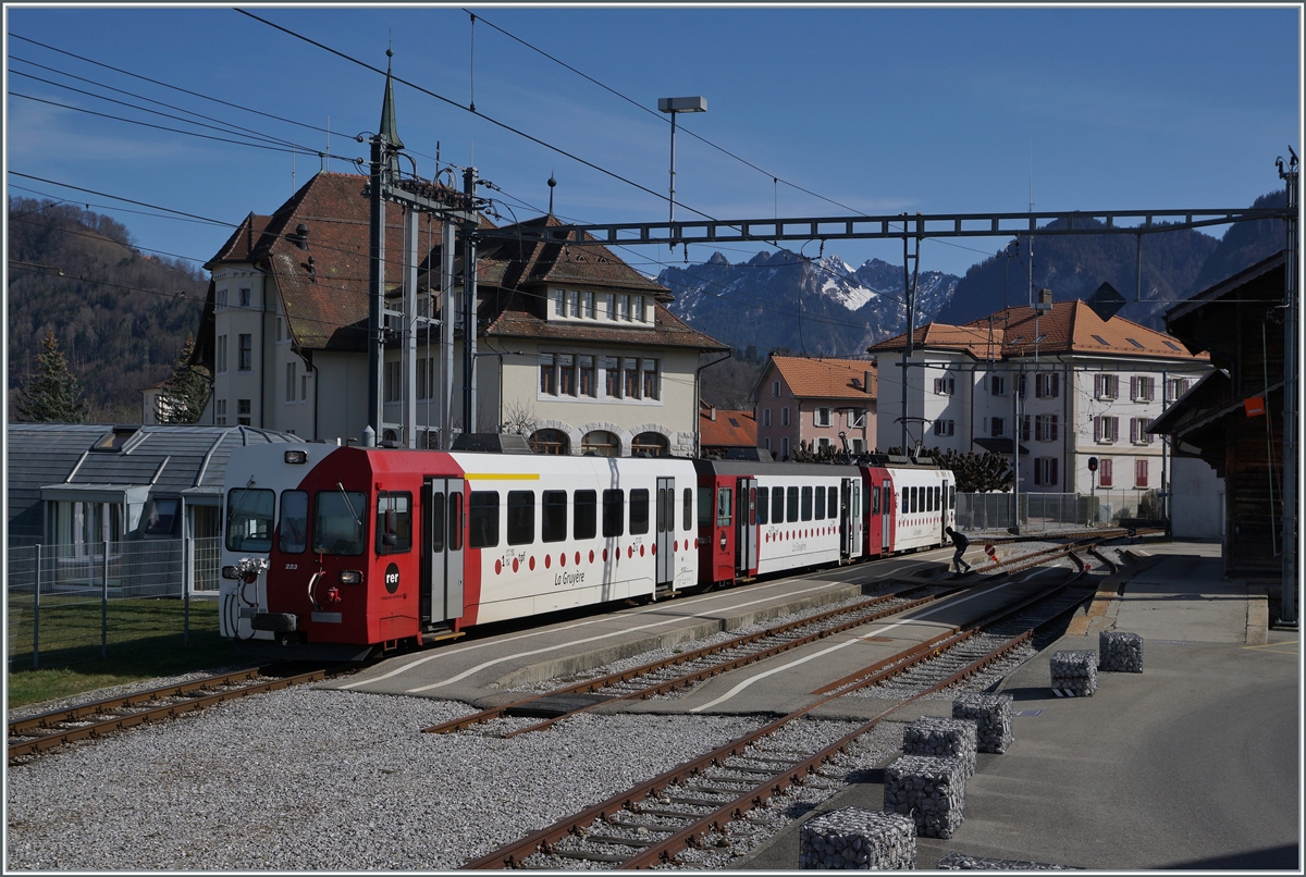 Ein TPF Regionalzug beim Halt in Broc Village. 

2. März 2021