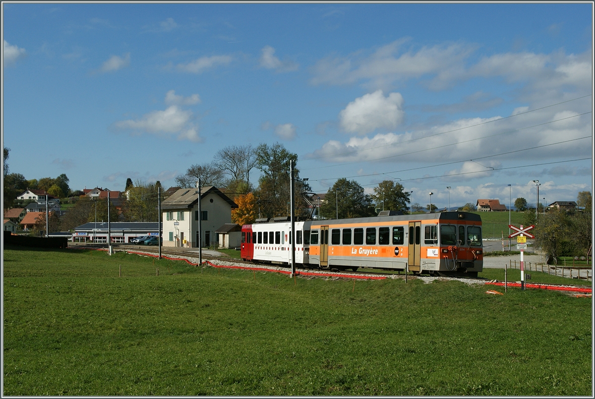 Ein TPF Regionalzug verlässt den kleinen Bahnhof von Remaufens. 
30. Okt. 2013